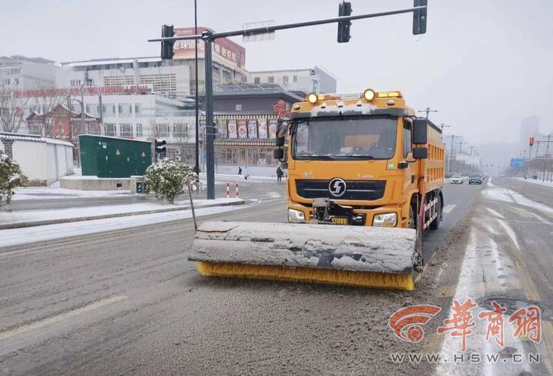 西安城管系统出动扫雪除冰力量3万余人 除雪机械1960台次