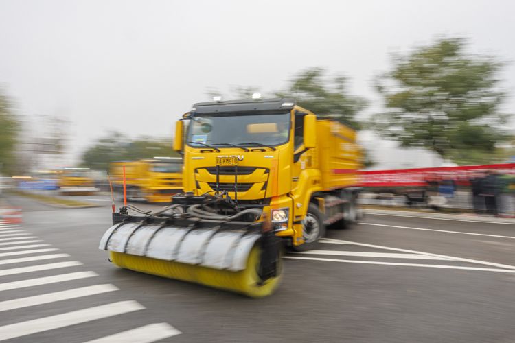 北京扫雪铲冰作业演练：新购置重型多功能破冰车“上线”